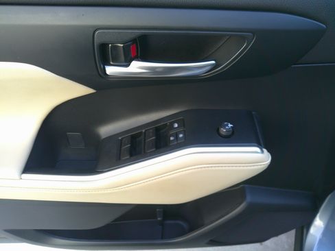 Used 2023 Toyota Highlander XLE image 18