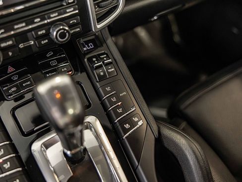 Used 2014 Porsche Cayenne Platinum Edition image 33