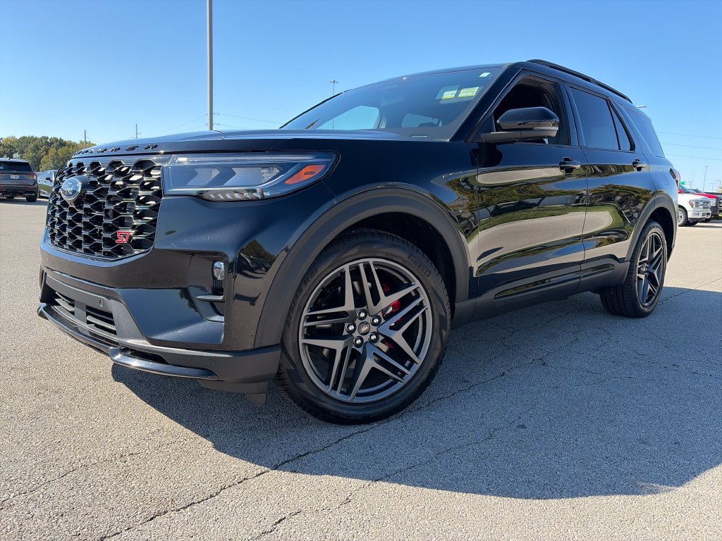 Used 2025 Ford Explorer ST AWD/4WD image 3