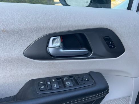 Used 2024 Chrysler Pacifica Touring-L image 9