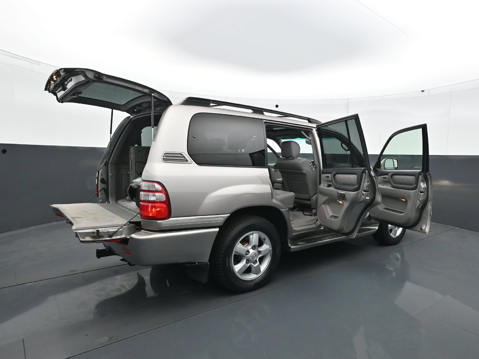 Used 2005 Toyota Land Cruiser AWD/4WD image 36