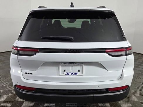 Used 2023 Jeep Grand Cherokee Altitude image 7