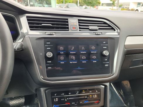 Certified 2023 Volkswagen Tiguan SE FWD image 28