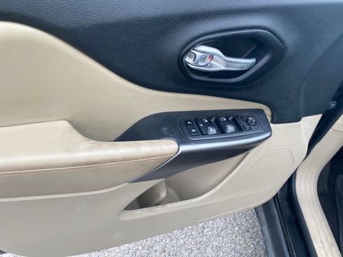 Used 2019 Jeep Cherokee Latitude FWD image 17