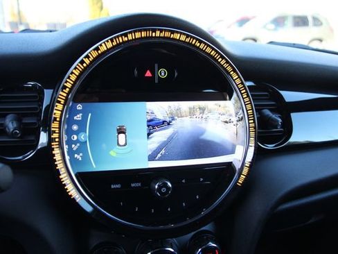 Used 2022 MINI Cooper 2-Door Hardtop w/ Premium Package image 26