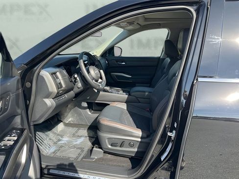 Used 2025 Nissan Pathfinder Platinum w/ Cargo Package image 9