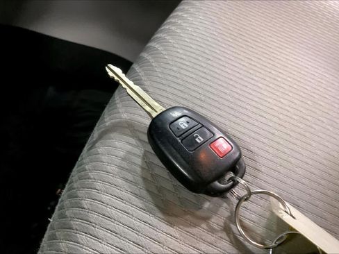 Used 2018 Toyota Highlander LE w/ Carpet Mat Package (TMS) image 28