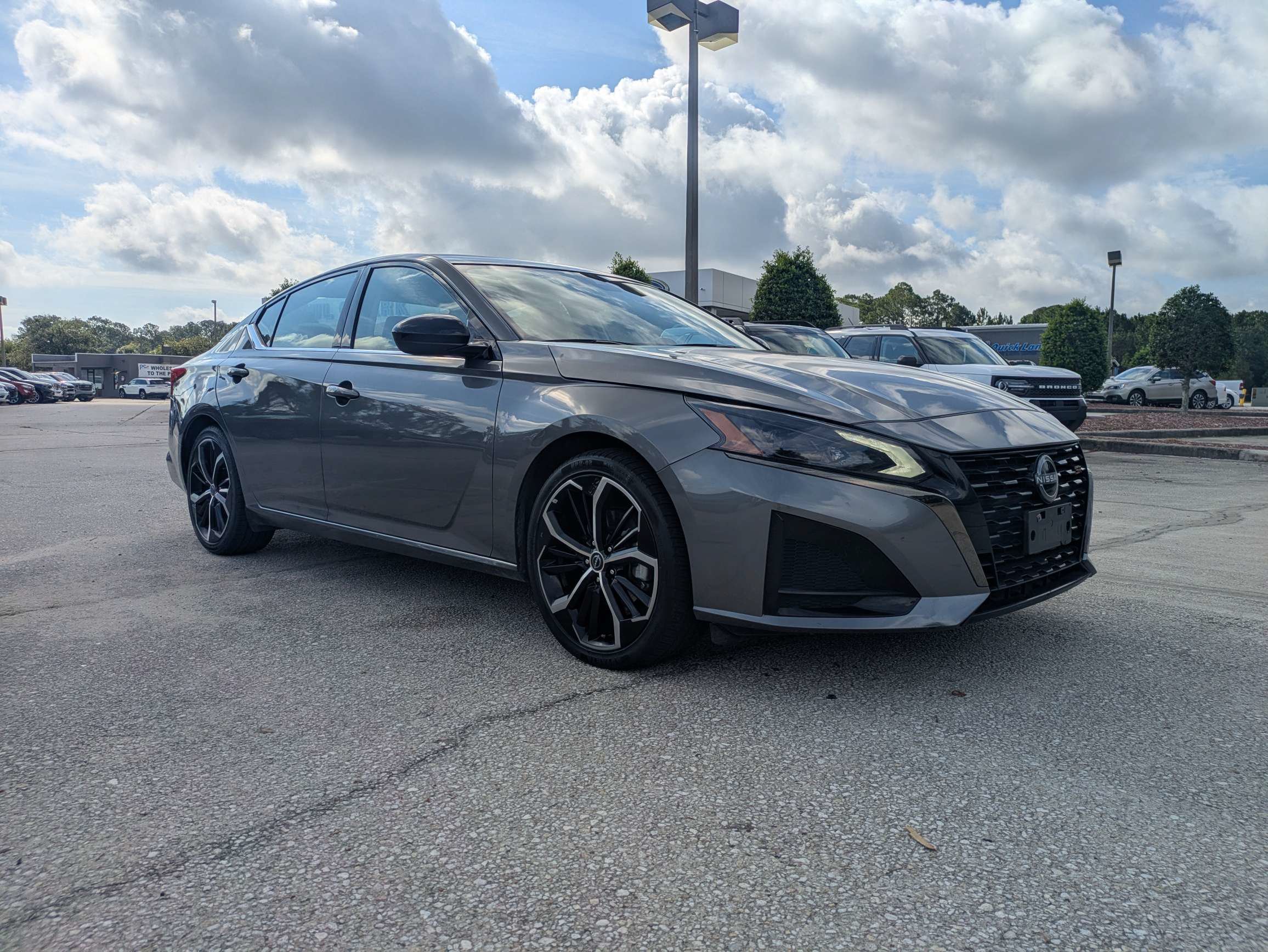 Used 2024 Nissan Altima 2.5 SR FWD image 2