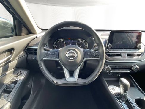 Used 2025 Nissan Altima 2.5 SV FWD image 12