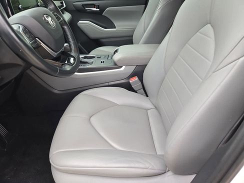 Used 2021 Toyota Highlander XLE FWD image 15