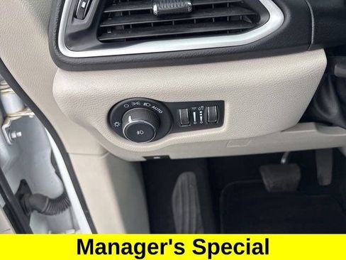 Used 2023 Chrysler Pacifica Touring-L FWD image 18