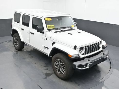 Used 2025 Jeep Wrangler Unlimited Sahara AWD/4WD image 40