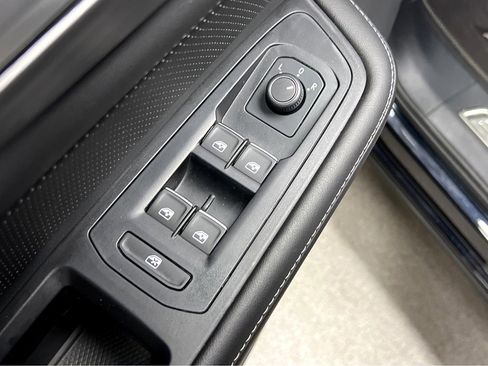 Used 2025 Volkswagen Atlas Cross Sport SE w/ Black Wheel Package image 39