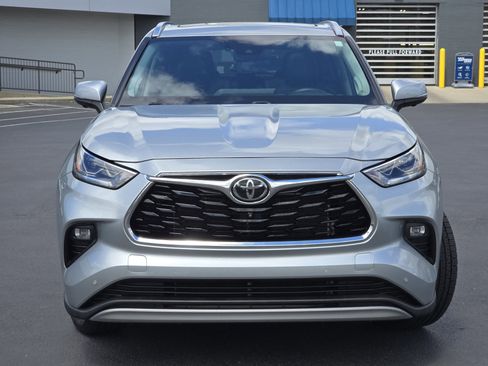 Used 2024 Toyota Highlander Platinum AWD/4WD image 2