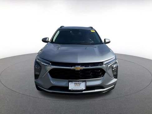 Used 2025 Chevrolet Trax LT w/ LT Convenience Package image 4