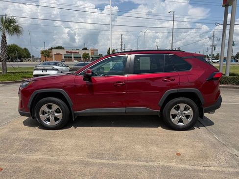 Used 2022 Toyota RAV4 XLE w/ Convenience Package FWD image 2
