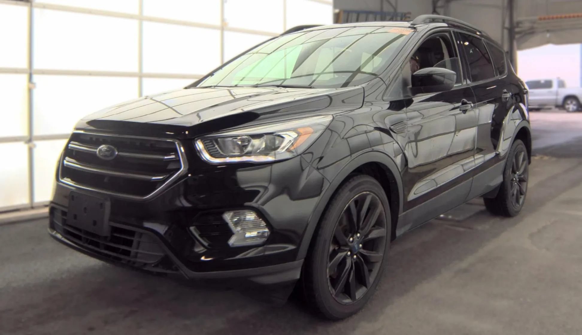 Used 2018 Ford Escape SE w/ SE Sport Appearance Package AWD/4WD image 1