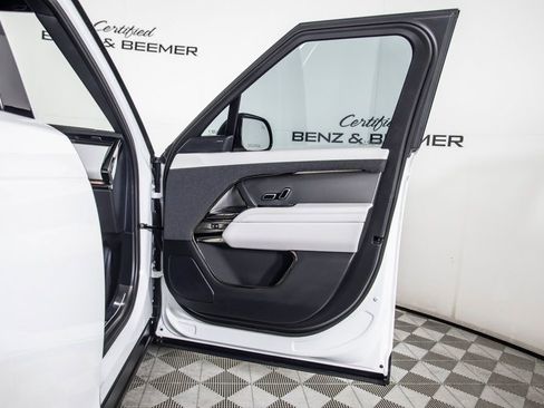Used 2025 Land Rover Range Rover Sport SE AWD/4WD image 19