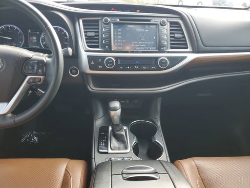 Used 2019 Toyota Highlander Limited image 14