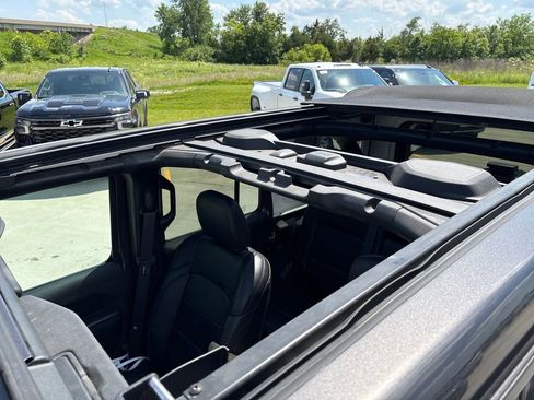 Used 2022 Jeep Wrangler Unlimited Sahara AWD/4WD image 28