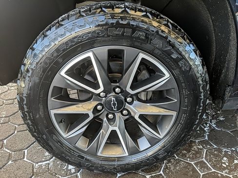 Used 2022 Chevrolet Suburban Z71 w/ Luxury Package image 12