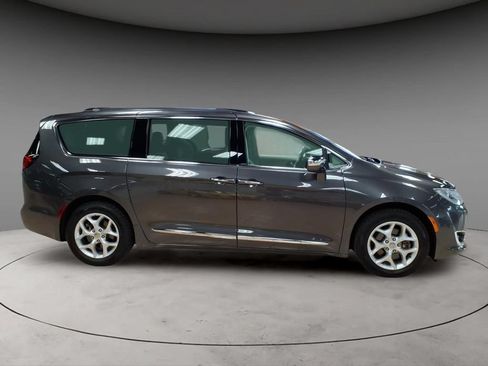 Used 2020 Chrysler Pacifica Limited FWD image 10