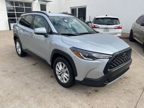 Used 2024 Toyota Corolla Cross LE image 4