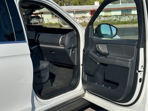 Used 2025 Ford Expedition Active AWD/4WD image 28