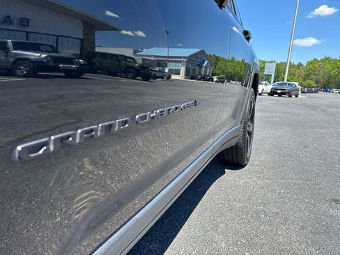 Used 2023 Jeep Grand Cherokee Altitude AWD/4WD image 12