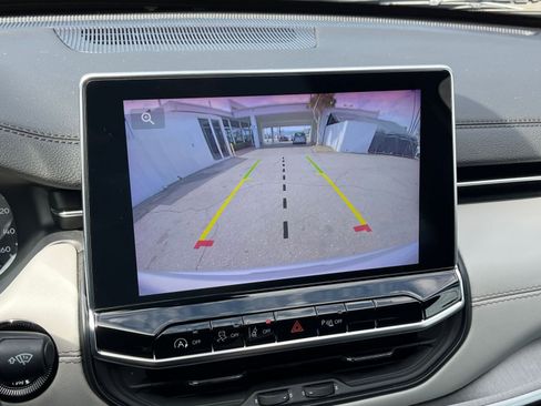 Used 2025 Jeep Compass Limited image 17