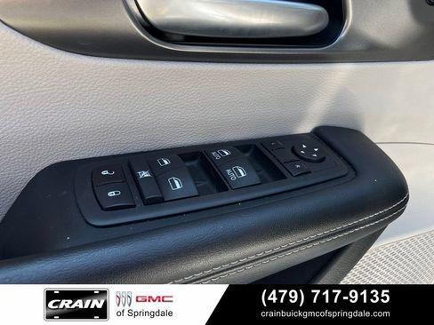 Used 2024 Chrysler Pacifica Touring-L FWD image 12