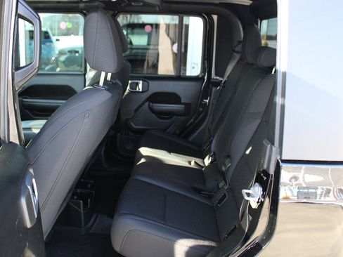 Certified 2022 Jeep Gladiator Willys image 35