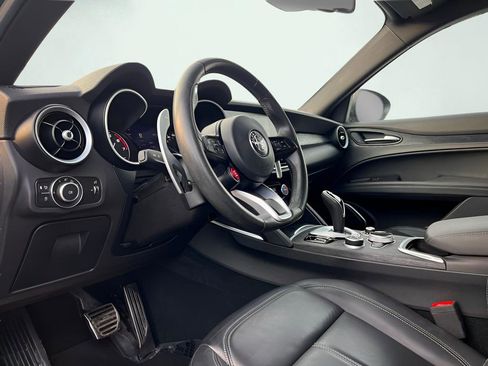 Used 2023 Alfa Romeo Stelvio Sprint image 2
