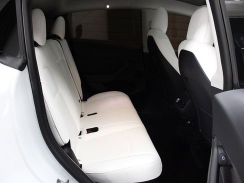 Used 2022 Tesla Model Y Long Range image 25