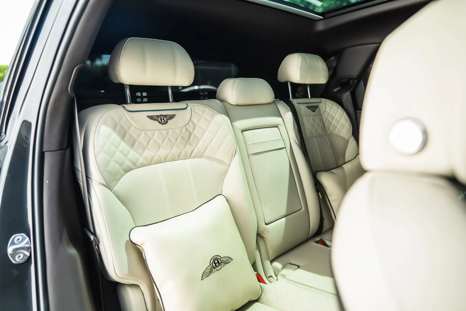 Used 2018 Bentley Bentayga AWD/4WD image 26