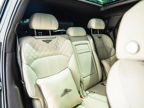 Used 2018 Bentley Bentayga AWD/4WD image 26