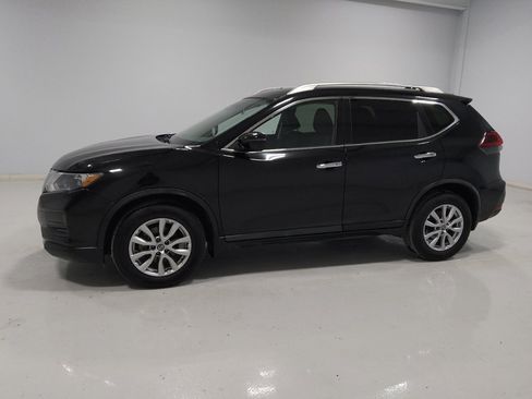 Used 2020 Nissan Rogue SV image 2