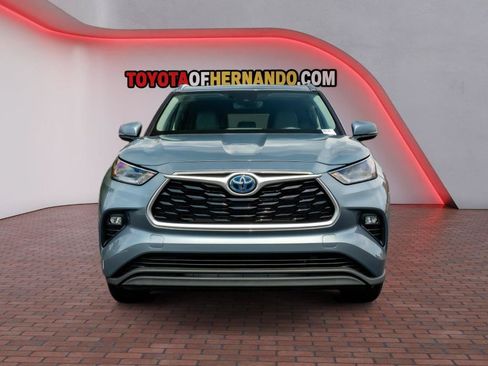 Used 2021 Toyota Highlander XLE FWD image 2