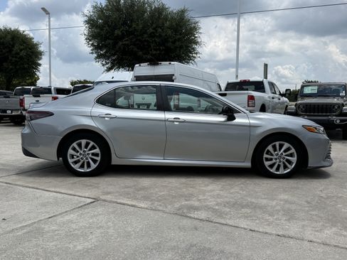 Used 2022 Toyota Camry LE FWD image 3
