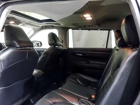 Used 2023 Toyota Highlander XLE AWD/4WD image 12