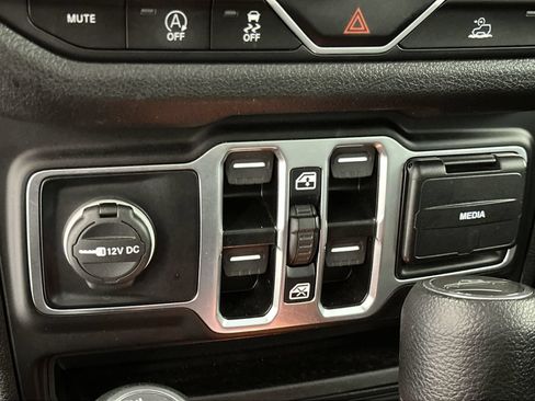 Used 2025 Jeep Gladiator Sport AWD/4WD image 18