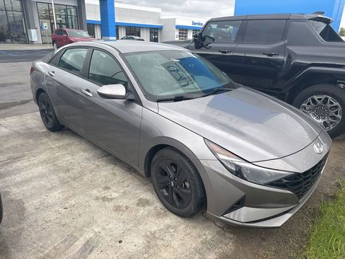 Used 2022 Hyundai Elantra SEL w/ Preferred Accessory Package image 5