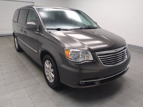 Used 2016 Chrysler Town & Country Touring FWD image 13