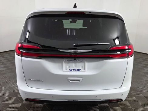 New 2026 Chrysler Pacifica Select image 6