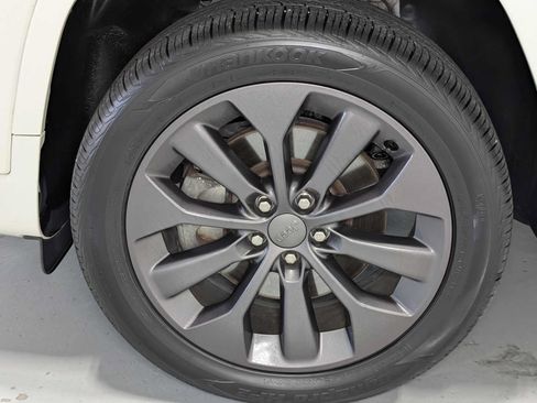 Used 2019 Jeep Cherokee High Altitude AWD/4WD image 3