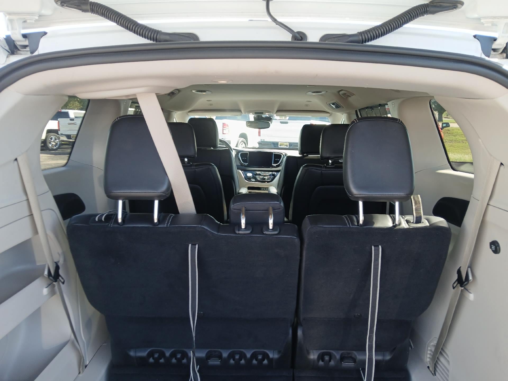Used 2024 Chrysler Pacifica Touring-L FWD image 17