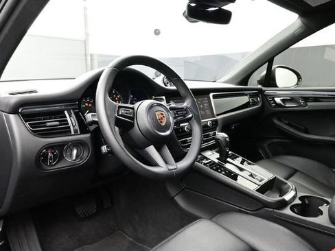 Certified 2025 Porsche Macan AWD/4WD image 4