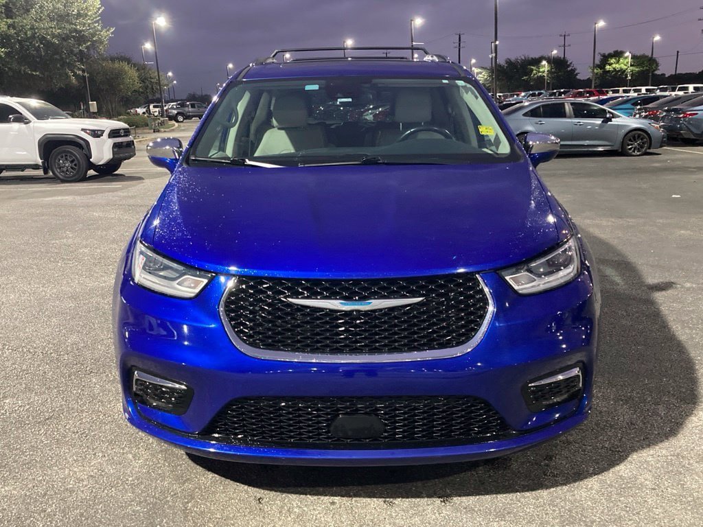 Used 2021 Chrysler Pacifica Limited FWD image 2