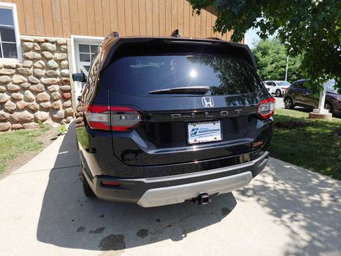 Used 2025 Honda Pilot TrailSport image 5