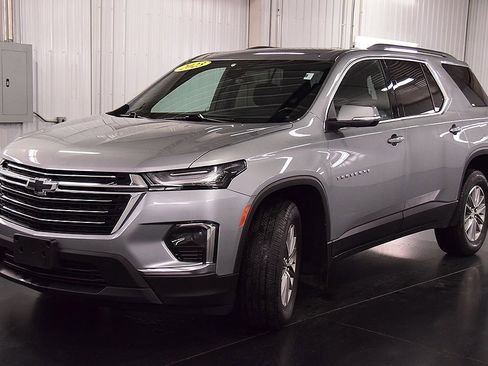 Used 2023 Chevrolet Traverse LT image 3